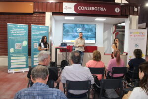 Aldaia reúne a más de cuarenta asistentes en una charla sobre WhatsApp e IA en el Mercado Municipal 28 IMG 8307