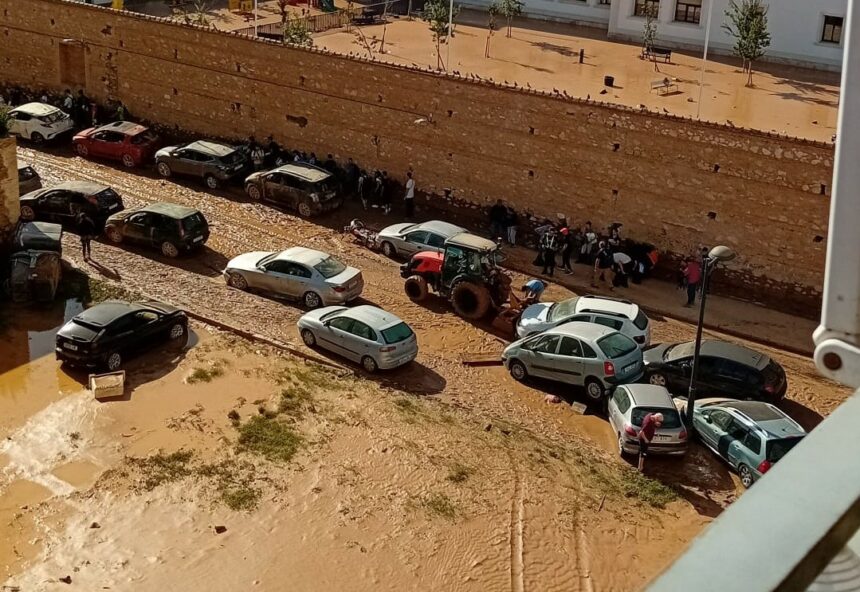 Un tractor ayuda a sacar coches atrapados en el lodo de la dana.