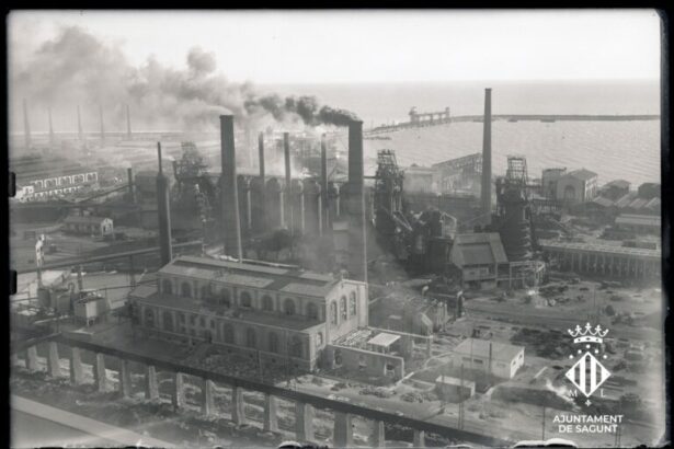 Foto d'arxiu dels antics Alts Forns del Mediterrani de Sagunt.