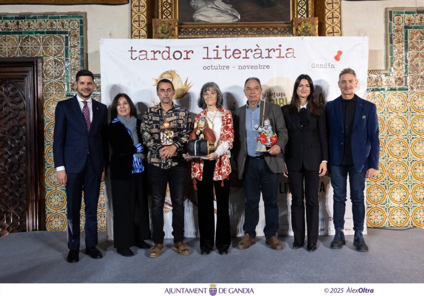 Imatge dels guardonats en els Premis Literaris Ciutat de Gandia.
