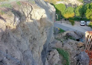La Diputación refuerza el talud del Cerro en Jalance para evitar desprendimientos 4 CerroJalance 1 e1764323035365