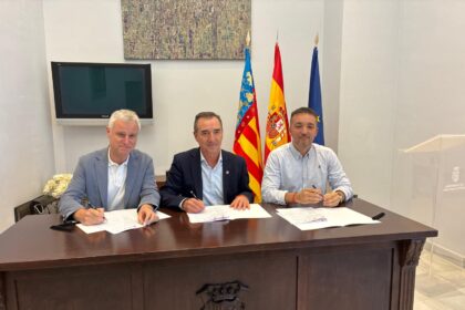 El alcalde de Riba-roja, Robert Raga, entre los alcaldes de l'Eliana, Salva Torrent, y de Llíria, Paco Gorrea.