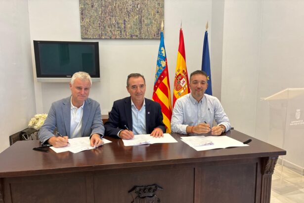 El alcalde de Riba-roja, Robert Raga, entre los alcaldes de l'Eliana, Salva Torrent, y de Llíria, Paco Gorrea.