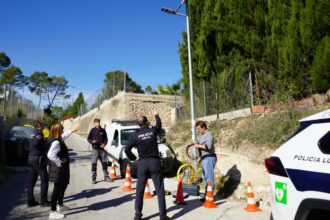 Tècnics instal·len les càmares de seguretat als disseminats de Xàtiva.
