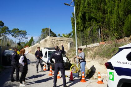 Tècnics instal·len les càmares de seguretat als disseminats de Xàtiva.