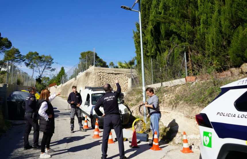 Tècnics instal·len les càmares de seguretat als disseminats de Xàtiva.
