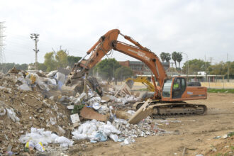 Trabajos de limpieza en el último solar de Paiporta.