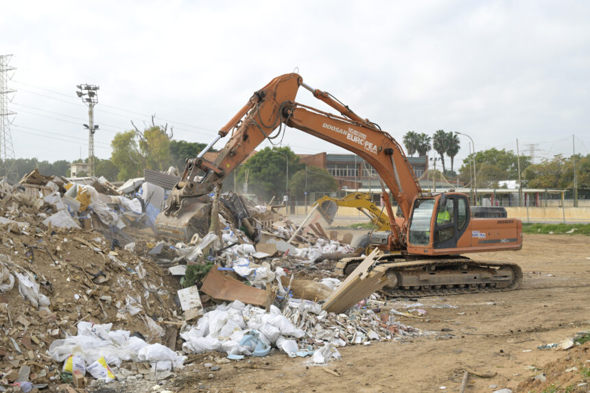 Trabajos de limpieza en el último solar de Paiporta.