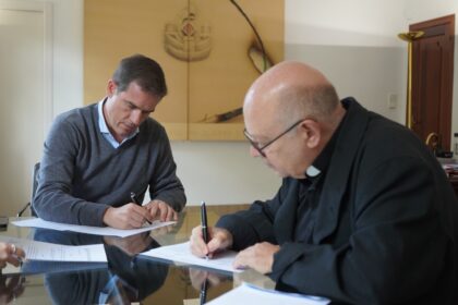 Roger Cerdà i l'abat de Xàtiva han signat el conveni.