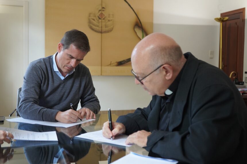 Roger Cerdà i l'abat de Xàtiva han signat el conveni.