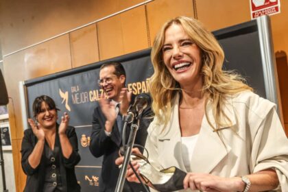 La presentadora de televisión Paula Vázquez, ante el alcalde de Elda, Rubén Alfaro.