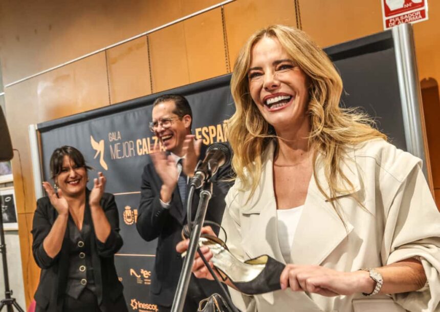 La presentadora de televisión Paula Vázquez, ante el alcalde de Elda, Rubén Alfaro.