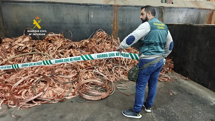 La Guardia Civil ha interceptado el cobre robado.