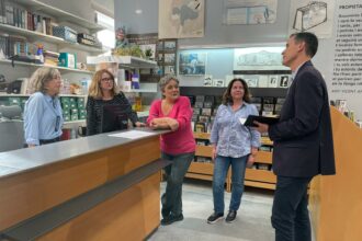 El regidor Alejandro Clausell, en la Biblioteca de Borriana.