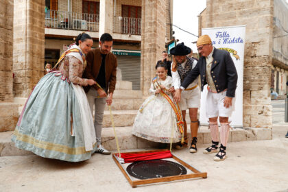 Descubrimiento de la placa conmemorativa fallera de Mislata.