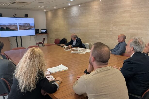 Imagen de la reunión del alcalde de Utiel con técnicos de la CHJ.