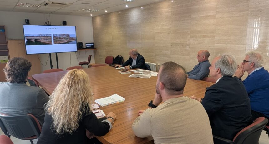 Imagen de la reunión del alcalde de Utiel con técnicos de la CHJ.