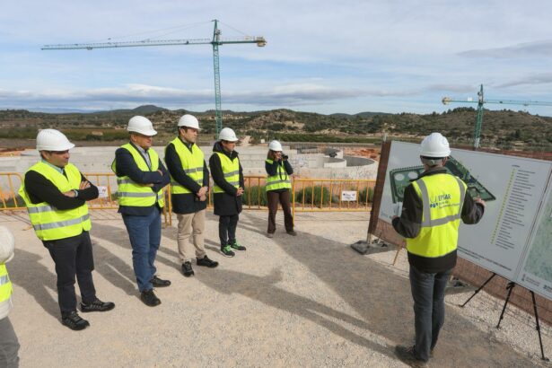 Imagen de la visita a las obras de la depuradora Cheste-Chiva.