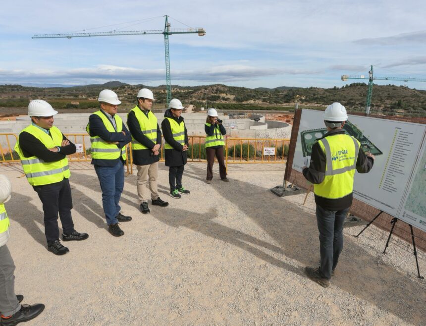 Imagen de la visita a las obras de la depuradora Cheste-Chiva.
