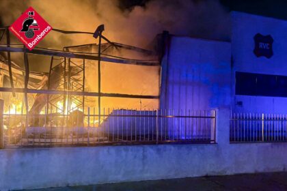 Los bomberos trabajan en la extinción del incendio en Elda.