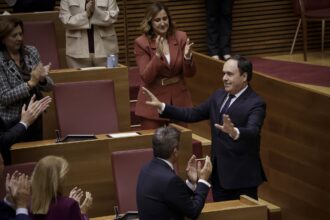 Juanfran Pérez Llorca, recibe el aplauso de las Corts tras su investidura.