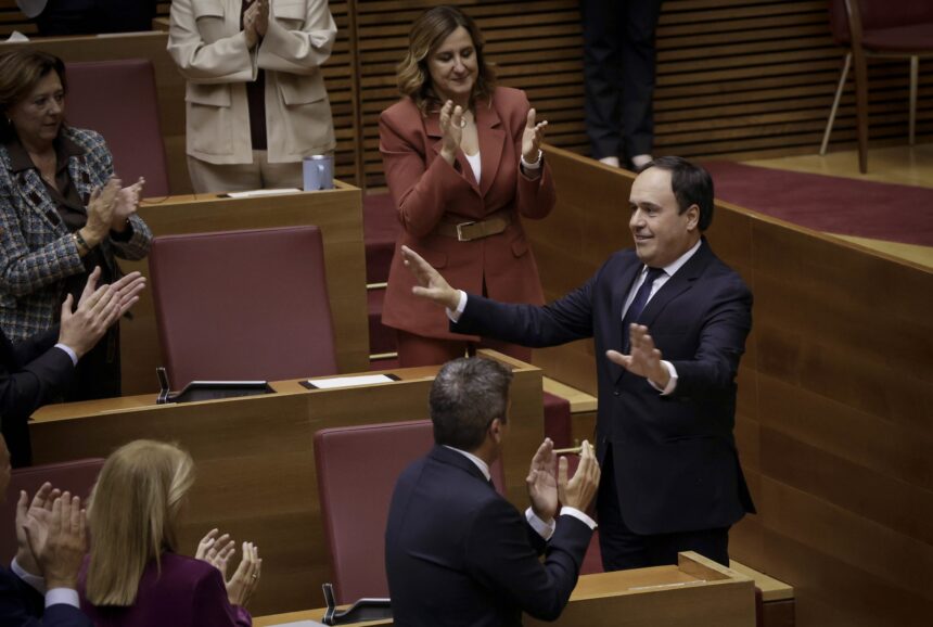 Juanfran Pérez Llorca, recibe el aplauso de las Corts tras su investidura.