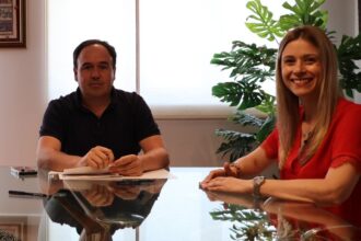 Juanfran Pérez Llorca, junt amb Nati Algado a l'Ajuntament de Finestrat.