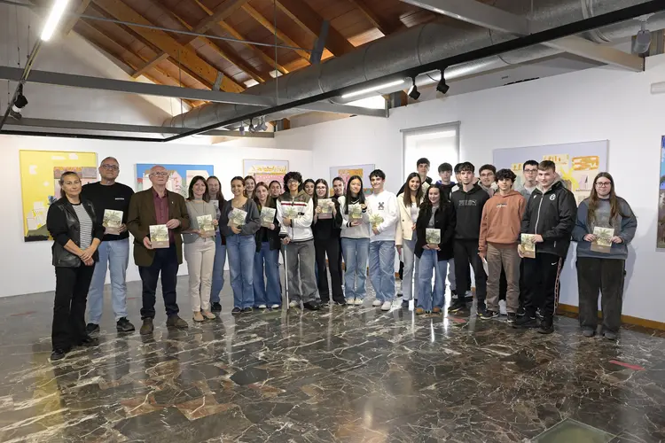 Los jóvenes han presentado el libro junto al alcalde de Paiporta.