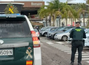 La Guardia Civil rescata a un bebé encerrado en coche en Aldaia junto al Centro Comercial Bonaire 22 Foto1 14