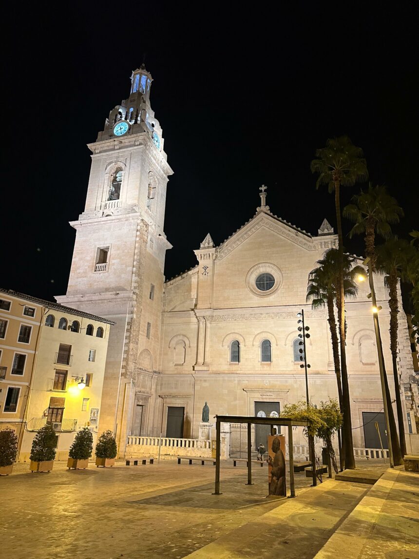 Vista nocturna de la Seu de Xàtiva.
