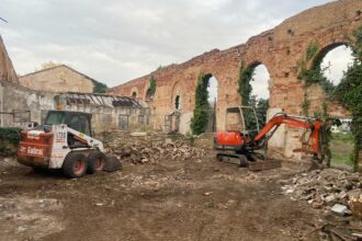 Obres a l'antiga estació de tren de Xàtiva.