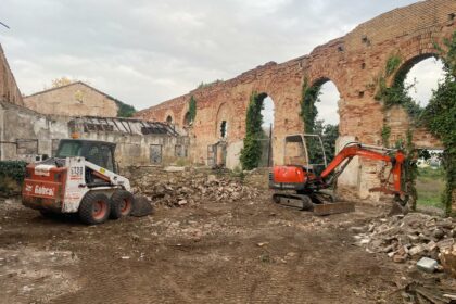 Obres a l'antiga estació de tren de Xàtiva.