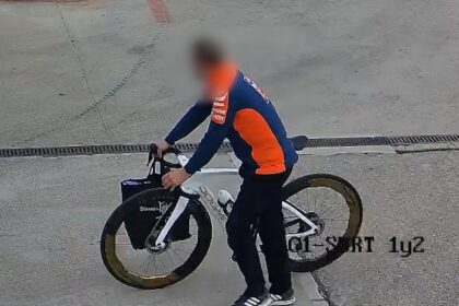 Imagen del ladrón con la bicicleta robada en el Moto GP de Cheste.