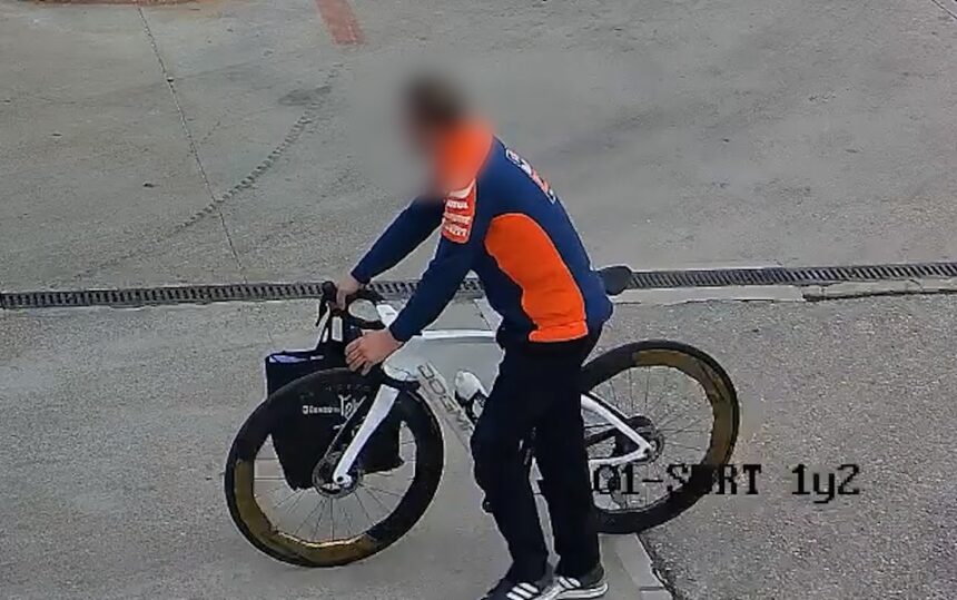Imagen del ladrón con la bicicleta robada en el Moto GP de Cheste.