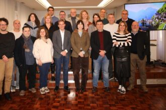 La ministra de Ciència, Innovació i Universitats, Diana Morant, s'ha reunit amb l’equip directiu de l’IES Simarro.