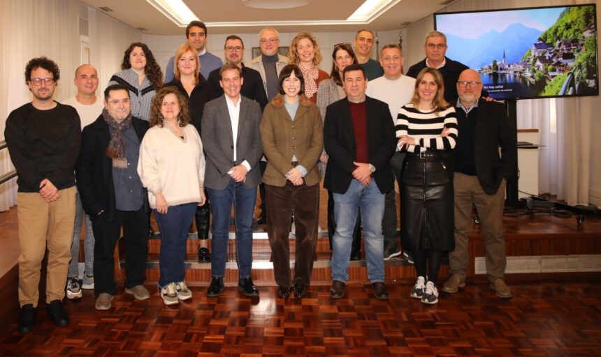 La ministra de Ciència, Innovació i Universitats, Diana Morant, s'ha reunit amb l’equip directiu de l’IES Simarro.