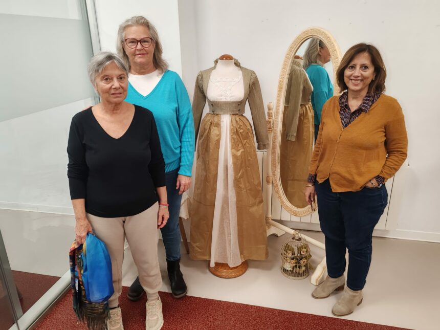 La exposición se puede visitar en la Biblioteca de Canet.