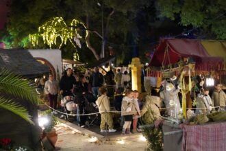Visitants al Betlem monumental de Xàtiva.