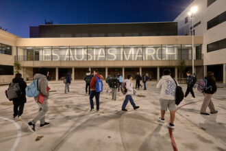 Els alumnes de l'IES Ausias March ja tenen nou centre educatiu.