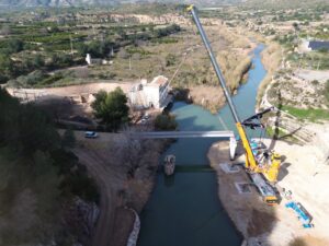 El nuevo puente de Bugarra encara su tramo final tras la instalación de las vigas principales 39 260125 VICE3 Foto Bugarra lanzamiento vigas 1