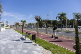 Un patinet elèctric per un carril bici de Gandia.