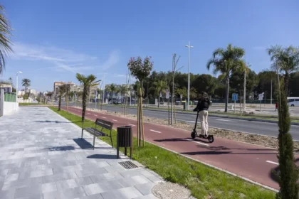 Un patinet elèctric per un carril bici de Gandia.