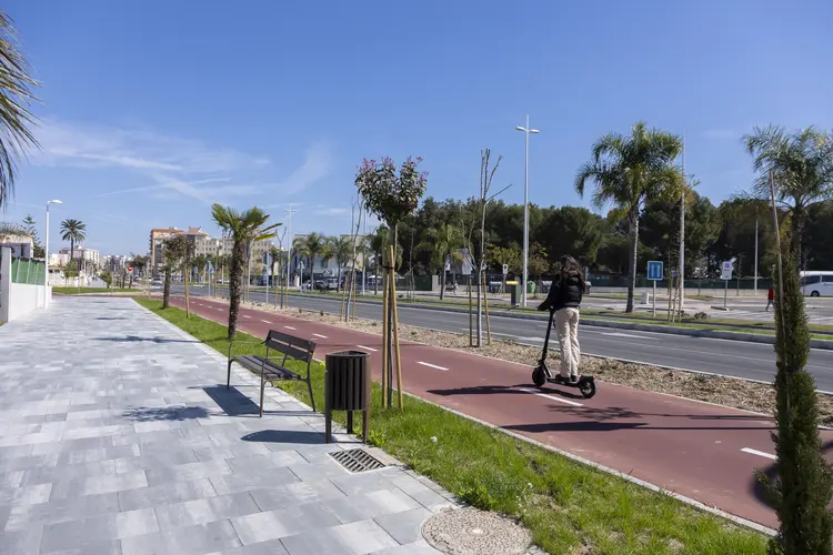 Un patinet elèctric per un carril bici de Gandia.