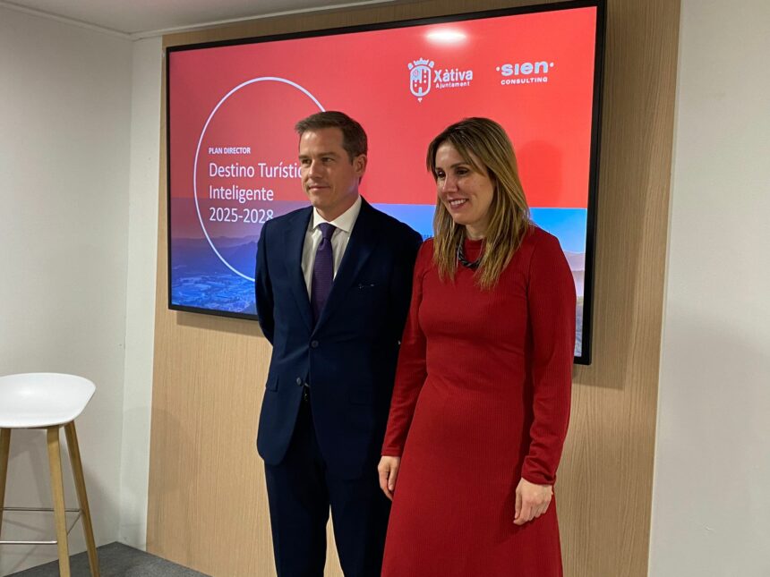 L'alcalde i la regidora de Turisme de Xàtiva.