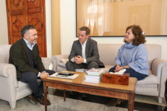 Reunió de José Díez amb l'alcalde de Xàtiva, Roger Cerdà, i la tinenta d'alcalde, Amor Amorós.