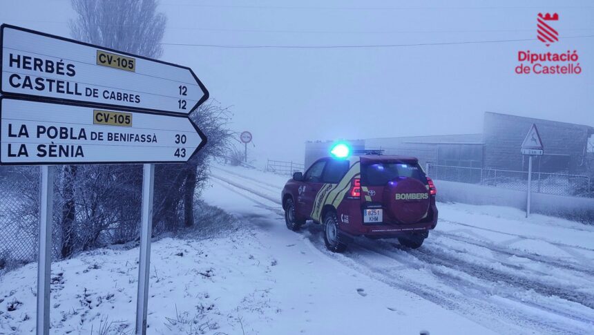 La nieve ha llegado al interior norte de Castelló.