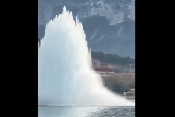 Imatge de la detonació sota l'aigua del projectil de la Guerra Civil a Dénia.