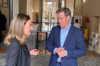 L'alcalde de Xàtiva, Roger Cerdà, junt a la consellera de Justícia, Nuria Martínez.