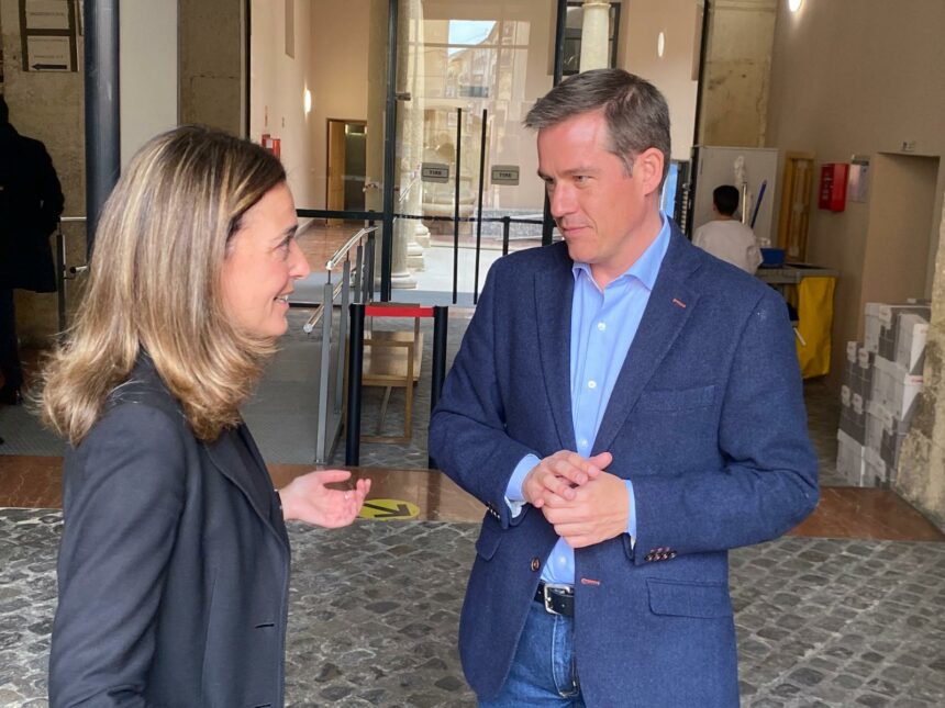 L'alcalde de Xàtiva, Roger Cerdà, junt a la consellera de Justícia, Nuria Martínez.