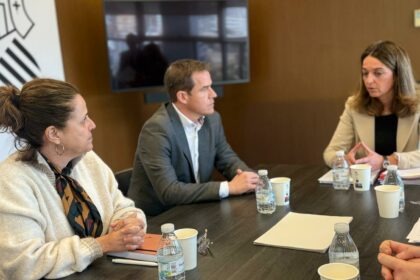 L'alcalde de Xàtiva, Roger Cerdà, junt a la consellera de Justícia, Nuria Martínez.